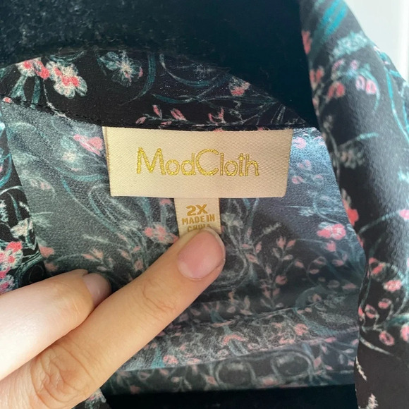 ModCloth Shirt Women's Large Black & Green Floral Button Up Roll Tab Sleeve 2X - Picture 3 of 4